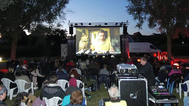 Vor der Altmain-Kulisse in Sand, wo heuer coronabedingt kein Weinfest stattfinden konnte, präsentierten Bruno Schneyer vom Capitol-Kino Zeil und MAD Veranstaltungstechnik Oberaurach Mitte Juli ein dreitägiges Open-Air-Kino-Event. Vor der Altmain-Kulisse in Sand, wo heuer coronabedingt kein Weinfest stattfinden konnte, präsentierten Bruno Schneyer vom Capitol-Kino Zeil und MAD Veranstaltungstechnik Oberaurach Mitte Juli ein dreitägiges Open-Air-Kino-Event.