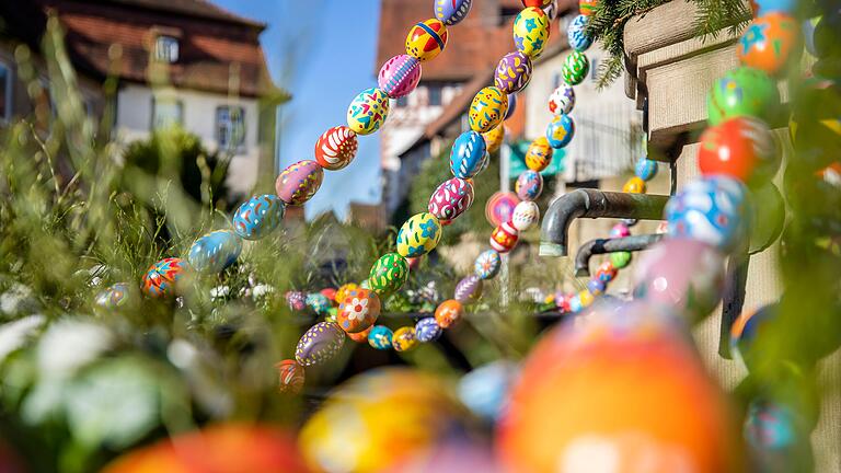 Auch in diesem Jahr finden sich zu Ostern viele aufwendig geschmückte Brunnen. Einige davon, wie hier der Osterbrunnen in Zeil, entfalten ihre ganze Schönheit erst beim Blick auf die einzeln bemalten Eier. Auch in diesem Jahr finden sich zu Ostern viele aufwendig geschmückte Brunnen. Einige davon, wie hier der Osterbrunnen in Zeil, entfalten ihre ganze Schönheit erst beim Blick auf die einzeln bemalten Eier.