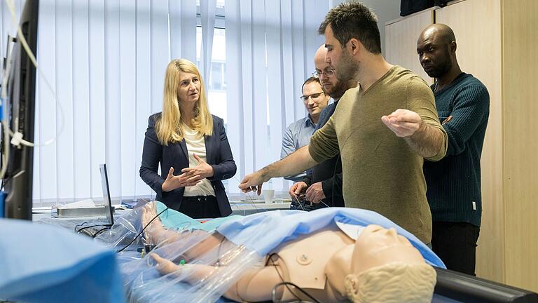 Die praktische Ausbildung von Medizinstudenten wird nun auch an der Klinik Kitzinger Land stattfinden. Die KKL ist neuerdings Lehrkrankenhaus der Uni Würzburg. Das Bild zeigt angehende Ärzte beim Training an einer Übungspuppe in der Uniklinik. Die praktische Ausbildung von Medizinstudenten wird nun auch an der Klinik Kitzinger Land stattfinden. Die KKL ist neuerdings Lehrkrankenhaus der Uni Würzburg. Das Bild zeigt angehende Ärzte beim Training an einer Übungspuppe in der Uniklinik.
