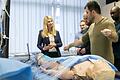 Die praktische Ausbildung von Medizinstudenten wird nun auch an der Klinik Kitzinger Land stattfinden. Die KKL ist neuerdings Lehrkrankenhaus der Uni Würzburg. Das Bild zeigt angehende Ärzte beim Training an einer Übungspuppe in der Uniklinik.