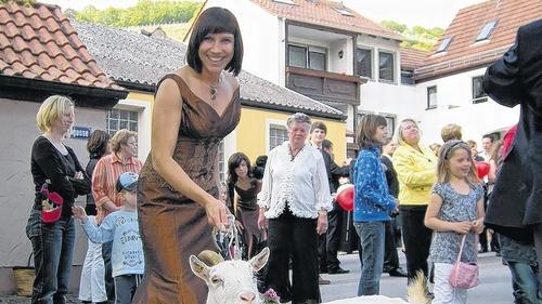Sie nahm lustig: Sandra Nöth musste einem alten Brauch zufolge bei der Hochzeit ihrer jüngeren Schwester eine Geiß durchs Dorf treiben, weil sie als älteres Schwester unverheiratet ist. Sie nahm lustig: Sandra Nöth musste einem alten Brauch zufolge bei der Hochzeit ihrer jüngeren Schwester eine Geiß durchs Dorf treiben, weil sie als älteres Schwester unverheiratet ist.
