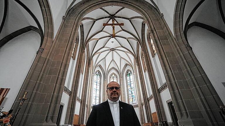 An neuer Wirkungsstätte: Pfarrer Gerd Greier in der Bad Kissinger Stadtpfarrkirche. An neuer Wirkungsstätte: Pfarrer Gerd Greier in der Bad Kissinger Stadtpfarrkirche.