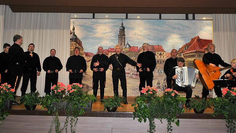 Stimmgewaltig: Der Schwarzmeer-Kosaken-Chor mit Peter Orloff (Mitte) gastierte in Bad Königshofen. Stimmgewaltig: Der Schwarzmeer-Kosaken-Chor mit Peter Orloff (Mitte) gastierte in Bad Königshofen.