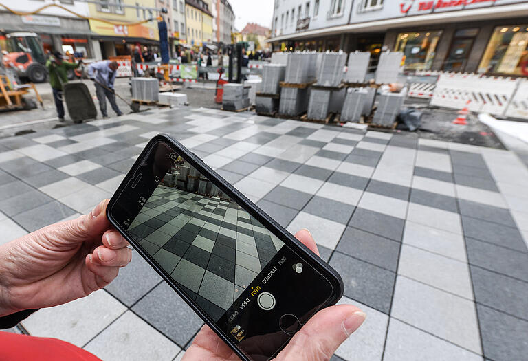 Ein Hingucker, den mache toll finden, andere für Unfug halten: Der große QR-Code am Abzweig zur Spiegelstraße. Hier ein Bild aus der Bauphase. Ein Hingucker, den mache toll finden, andere für Unfug halten: Der große QR-Code am Abzweig zur Spiegelstraße. Hier ein Bild aus der Bauphase. 