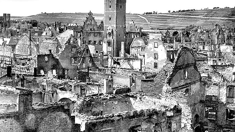 Innenstadt - Nach dem Bombenangriff am 16. März 1945 war Würzburg nur noch ein Trümmerfeld. Die historische Altstadt wurde fast völlig zerstört. Innenstadt - Nach dem Bombenangriff am 16. März 1945 war Würzburg nur noch ein Trümmerfeld. Die historische Altstadt wurde fast völlig zerstört.