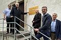 Ralf Kessler, Rupert Scheuring, Pfarrer Karl Ebner, Bürgermeister Jochen Vogel und sein Stellvertreter Jürgen Pfister (von links) installieren auf dem Bad Brückenauer Zentralfriedhof die Gedenktafel für den unterfränkisch-sächsischen 'Erzpriester' Karl Johannes Scheuring. Foto: Ehrensberger       -  Ralf Kessler, Rupert Scheuring, Pfarrer Karl Ebner, Bürgermeister Jochen Vogel und sein Stellvertreter Jürgen Pfister (von links) installieren auf dem Bad Brückenauer Zentralfriedhof die Gedenktafel für den unterfränkisch-sächsischen 'Erzpriester' Karl Johannes Scheuring. Foto: Ehrensberger