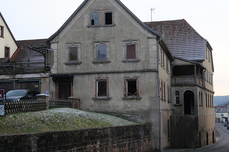 Das in Privatbesitz befindliche Geburtshaus steht seit Jahren leer und befindet sich in einem desolaten Zustand. Das in Privatbesitz befindliche Geburtshaus steht seit Jahren leer und befindet sich in einem desolaten Zustand.