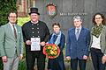 Erster Landesbeamter Florian Busch (v.l.), Bezirksschornsteinfeger Thomas Ulsamer, Ehefrau Anita Ulsamer, Harald Englert sowie Bauamtsleiterin Verena Ernst.