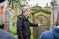 Monika Berwanger kommt regelmäßig auf den jüdischen Friedhof in Allersheim, um die dortigen Grabsteine zu untersuchen und zu dokumentieren. Zwei- bis dreimal im Jahr gibt sie Führungen über den Friedhof.&nbsp;