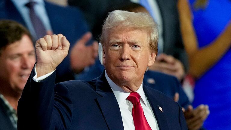 Wahlkampf in den USA - Parteitag der Republikaner - Trump reckt erneut die Faust in die Höhe und wird in der Veranstaltungshalle von den Delegierten bejubelt. Wahlkampf in den USA - Parteitag der Republikaner - Trump reckt erneut die Faust in die Höhe und wird in der Veranstaltungshalle von den Delegierten bejubelt.