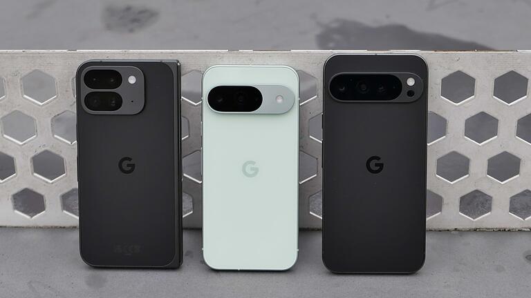 Google Pixel 9 Smartphones       -  Gruppenfoto: Das Pixel 9 Pro Fold, Pixel 9 und Pixel 9 Pro XL von Google (l-r).