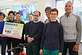 Die Kräuter Mix-Mitarbeitenden radelten bei der Aktion „Mit dem Rad zur Arbeit“ auch 2024 für einen guten Zweck. Über die Spende von 4000 Euro an den Verein Mix for Kids freuen sich (v.l.n.r.): Paula Torres Londoño, Silke Wurlitzer, Sabine Lexs, Hannah Kundmüller&nbsp; und die erfolgreichen Fahrradfahrer Carsten Schüssler, Roland Gromann, Doris Golm und Dirk Dorbath.
