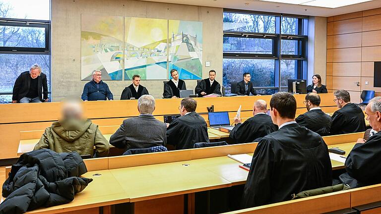 Heftige Wortgefechte gab es am Landgericht Würzburg im Prozess um den Mord an einem türkischen Gastwirt vor 26 Jahren. Ein ehemaliger Mithäftling sagte, der jüngere Angeklagte habe ihm die Schüsse gestanden.