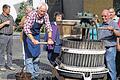 Anstrengend: Beim Keltern ist Muskelkraft gefragt.