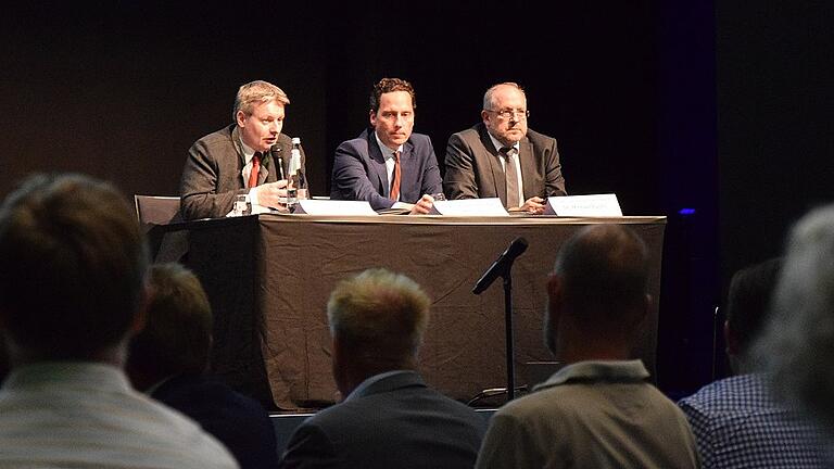 Staatssekretär Josef Zellmeier (links) und Michael Fuchs vom Staatlichen Bauamt (rechts) präsentierten in der Stadthalle einen Vorschlag zur Verbesserung der künftigen Verkehrssituation im Raum Lohr. Bürgermeister Mario Paul (Mitte) sprach von einer &bdquo;sehr guten Lösung&rdquo;.