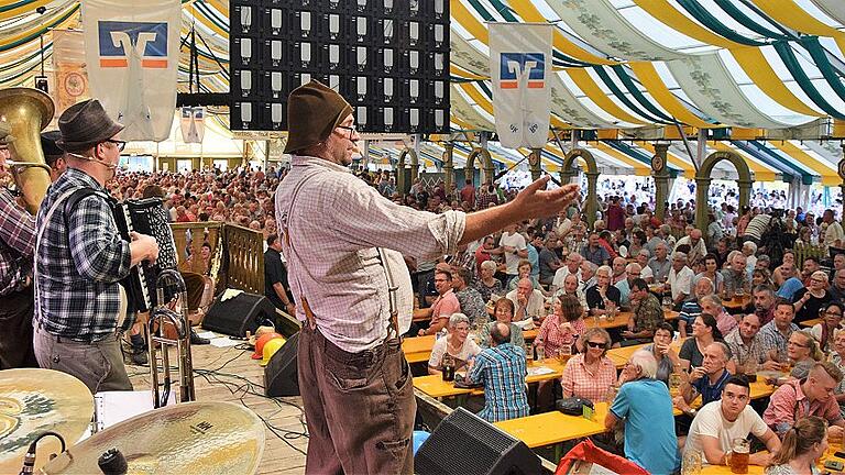 Humoristisch und hintersinnig präsentierte sich die fränkische Kultgruppe Häisd 'n' däisd vomm Mee. Humoristisch und hintersinnig präsentierte sich die fränkische Kultgruppe Häisd 'n' däisd vomm Mee.
