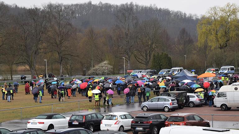 Regenschirme beherrschten das Bild bei der Kundgebung von 'Franken stehen auf' am Ostermontag auf der Martinswiese in Marktheidenfeld. Regenschirme beherrschten das Bild bei der Kundgebung von 'Franken stehen auf' am Ostermontag auf der Martinswiese in Marktheidenfeld.
