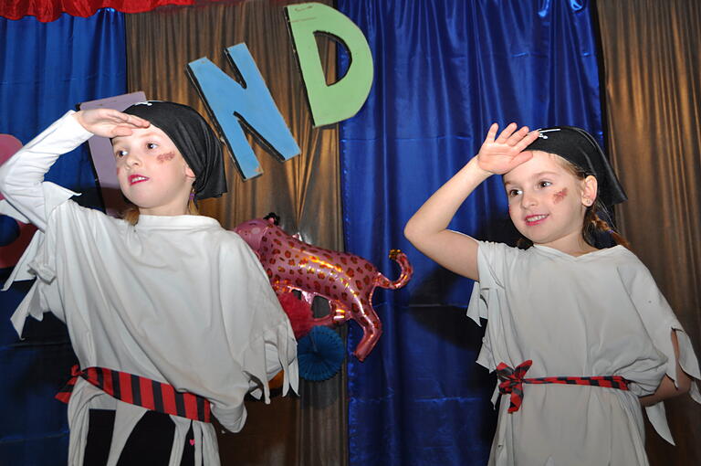 Das Kinderballett Uengershausen enterte die Bühne in Piratenkostümen. Das Kinderballett Uengershausen enterte die Bühne in Piratenkostümen.