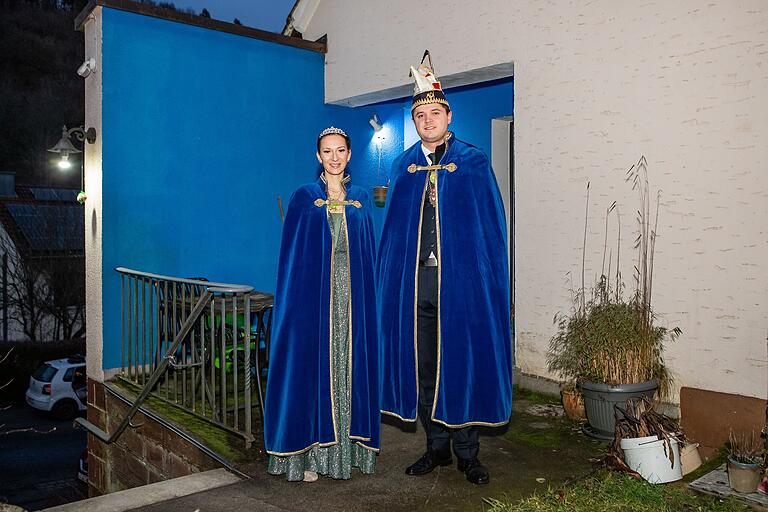 Das Prinzenpaar Patrizia und Christoph vor Hammerbecks Haus, auf dem Weg zum Bunten Abend im Heimatort. Das Prinzenpaar Patrizia und Christoph vor Hammerbecks Haus, auf dem Weg zum Bunten Abend im Heimatort.