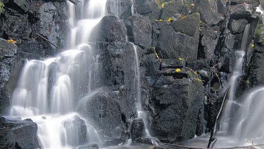 Teuflische Wut am Holzberghof - Die Teufelsmühle unterhalb des Holzberghofes ist einer der schönsten Wasserfälle der Rhön. Der Schwarzbach stürzt hier in mehreren Kaskaden über schwarzen Basalt den Berg hinunter. Einer Sage zufolge schloss hier ein Müller einen Pakt mit dem Teufel. Als Lohn für den Bau einer Mühle verlangte er die Seelen derjenigen, die sich auf dem Stein ausruhen, auf dem der Müller rastete. Nach Fertigstellung der Mühle aber floss hier das Wasser, niemand rastete mehr, heißt es in Max Mölters Buch über die Hochrhönstraße. Teuflische Wut am Holzberghof - Die Teufelsmühle unterhalb des Holzberghofes ist einer der schönsten Wasserfälle der Rhön. Der Schwarzbach stürzt hier in mehreren Kaskaden über schwarzen Basalt den Berg hinunter. Einer Sage zufolge schloss hier ein Müller einen Pakt mit dem Teufel. Als Lohn für den Bau einer Mühle verlangte er die Seelen derjenigen, die sich auf dem Stein ausruhen, auf dem der Müller rastete. Nach Fertigstellung der Mühle aber floss hier das Wasser, niemand rastete mehr, heißt es in Max Mölters Buch über die Hochrhönstraße.