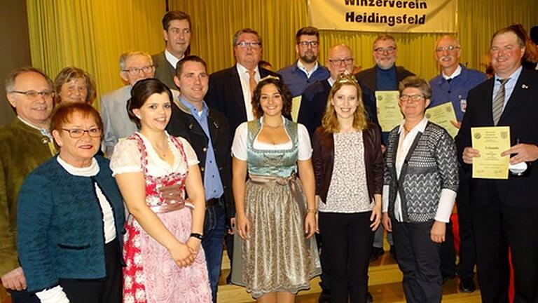 160-Jahrfeier beim Winzerverein Heidingsfeld (vorne von links): Bürgermeisterin Marion Schäfer-Blake, Alexandra Hutka, Vorsitzender Florian Hofmann, neue Weinprinzessin Anni Dietz, fränkische Weinkönigin Klara Zehnder, Vorsitzende Marianne Wagner und Günter Wohlfart. Hintere Reihe: Michael Berghammer, Brigitte Huppmann, Elmar Brenner, Oberbürgermeister Christian Schuchardt, Bürgermeister Adolf Bauer, Kilian Schulz, Willi Scheuerlein, Reiner Maier und Hubert Schulz. 160-Jahrfeier beim Winzerverein Heidingsfeld (vorne von links): Bürgermeisterin Marion Schäfer-Blake, Alexandra Hutka, Vorsitzender Florian Hofmann, neue Weinprinzessin Anni Dietz, fränkische Weinkönigin Klara Zehnder, Vorsitzende Marianne Wagner und Günter Wohlfart. Hintere Reihe: Michael Berghammer, Brigitte Huppmann, Elmar Brenner, Oberbürgermeister Christian Schuchardt, Bürgermeister Adolf Bauer, Kilian Schulz, Willi Scheuerlein, Reiner Maier und Hubert Schulz.