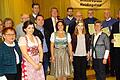 160-Jahrfeier beim Winzerverein Heidingsfeld (vorne von links): Bürgermeisterin Marion Schäfer-Blake, Alexandra Hutka, Vorsitzender Florian Hofmann, neue Weinprinzessin Anni Dietz, fränkische Weinkönigin Klara Zehnder, Vorsitzende Marianne Wagner und Günter Wohlfart. Hintere Reihe: Michael Berghammer, Brigitte Huppmann, Elmar Brenner, Oberbürgermeister Christian Schuchardt, Bürgermeister Adolf Bauer, Kilian Schulz, Willi Scheuerlein, Reiner Maier und Hubert Schulz.