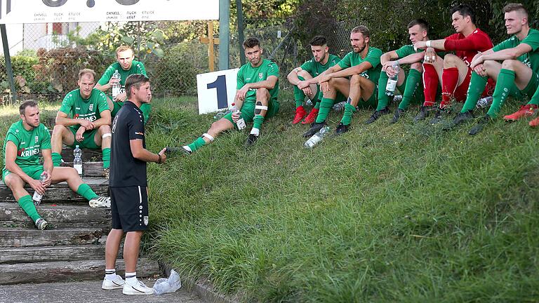 Sands Trainer Matthias Strätz (vorne) wartet wie auch seine Spieler auf ein Signal, wann es denn wieder los geht. Sands Trainer Matthias Strätz (vorne) wartet wie auch seine Spieler auf ein Signal, wann es denn wieder los geht.