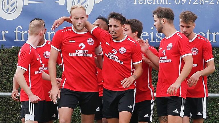 Die FT Schweinfurt (Archivbild vom Spiel bei der DJK Schwebenried/Schwemmelsbach) hat bei Bayernliga-Absteiger DJK Don Bosco Bamberg 4:2 gewonnen. Die FT Schweinfurt (Archivbild vom Spiel bei der DJK Schwebenried/Schwemmelsbach) hat bei Bayernliga-Absteiger DJK Don Bosco Bamberg 4:2 gewonnen.