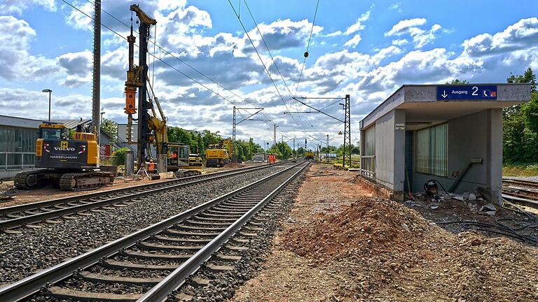 Wenn der Umbau abgeschlossen ist, sollen Reisende barrierefrei von der einen auf die andere Seite des Bahnsteigs kommen. Wenn der Umbau abgeschlossen ist, sollen Reisende barrierefrei von der einen auf die andere Seite des Bahnsteigs kommen.