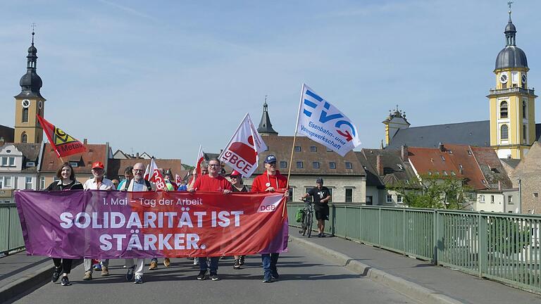 Gemeinsam zogen die Gewerkschafter Frank Firsching (3. von links) und DGB-Kreisvorsitzender Stefan Belik (2. von rechts) vom Marktplatz über die Alte Mainbrücke zum Bleichwasen zur traditionellen Mai-Kundgebung.