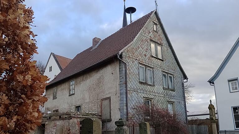 Im Gegensatz zum Amt für Denkmalpflege sieht der Stadtlauringer Gemeinderat die alte Schule in Ballingshausen als nicht erhaltenswert an. Er möchte sie zur Neugestaltung des Innenortplatzes mit freier Sicht auf das Gotteshaus abreißen.