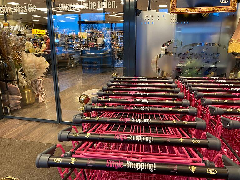 Die pinken Einkaufswagen stehen bei Edeka Kolb in Volkach direkt am Eingang. Die pinken Einkaufswagen stehen bei Edeka Kolb in Volkach direkt am Eingang.