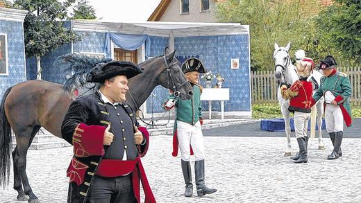 Verkörpert seine Rolle authentisch: Napoleon und sein Adjutant (Dietrich Ansorg, rechts, und Ulf Poerschke, Mitte) begegnen dem Bürgermeister von Meiningen, dargestellt vom echten Meininger Bürgermeister Fabian Geisder (vorne).