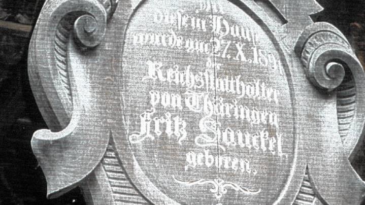 Diese Gedenktafel für „Reichsstatthalter“ Fritz Sauckel hing einst an seinem Geburtshaus in der Haßfurter Brückenstraße. Diese Gedenktafel für „Reichsstatthalter“ Fritz Sauckel hing einst an seinem Geburtshaus in der Haßfurter Brückenstraße.