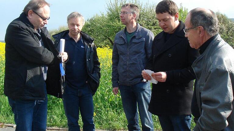 Der Landesvorsitzende der Grünen Baden-Württemberg, Oliver Hildenbrand (Zweiter von rechts) informierte sich über die verschiedenen Trassenvarianten der geplanten Ortsumgehung von Königshofen. Die Vorstandsmitglieder der Bürgerinitiative Pro Königshofen hatten ihn dazu eingeladen: Karl Stark (rechts), Roland Stein (links) Ralf Hermann (Zweiter von links) und Werner Sazinger (Mitte). Der Landesvorsitzende der Grünen Baden-Württemberg, Oliver Hildenbrand (Zweiter von rechts) informierte sich über die verschiedenen Trassenvarianten der geplanten Ortsumgehung von Königshofen. Die Vorstandsmitglieder der Bürgerinitiative Pro Königshofen hatten ihn dazu eingeladen: Karl Stark (rechts), Roland Stein (links) Ralf Hermann (Zweiter von links) und Werner Sazinger (Mitte).