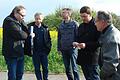 Der Landesvorsitzende der Grünen Baden-Württemberg, Oliver Hildenbrand (Zweiter von rechts) informierte sich über die verschiedenen Trassenvarianten der geplanten Ortsumgehung von Königshofen. Die Vorstandsmitglieder der Bürgerinitiative Pro Königshofen hatten ihn dazu eingeladen: Karl Stark (rechts), Roland Stein (links) Ralf Hermann (Zweiter von links) und Werner Sazinger (Mitte).