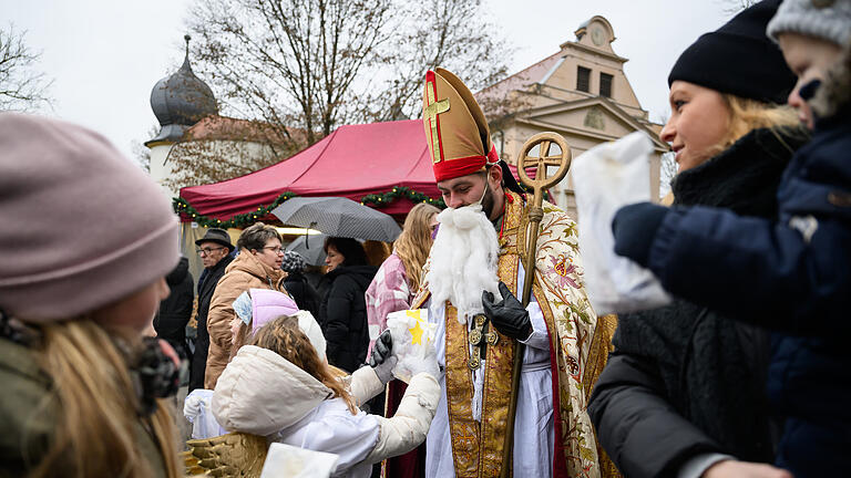 Dorfweihnacht in Thundorf       -  Trotz Regens viel los: Zahlreiche Menschen besuchen am Sonntag (26.11.23) die 14. Dorfweihnacht in Thundorf. Kinderchor, Nikolaus, Drehorgel, weißer Glühwein und jede Menge andere Attraktionen locken viele Gäste in den kleinen Ort am Rand des Landkreises Bad Kissingen.
