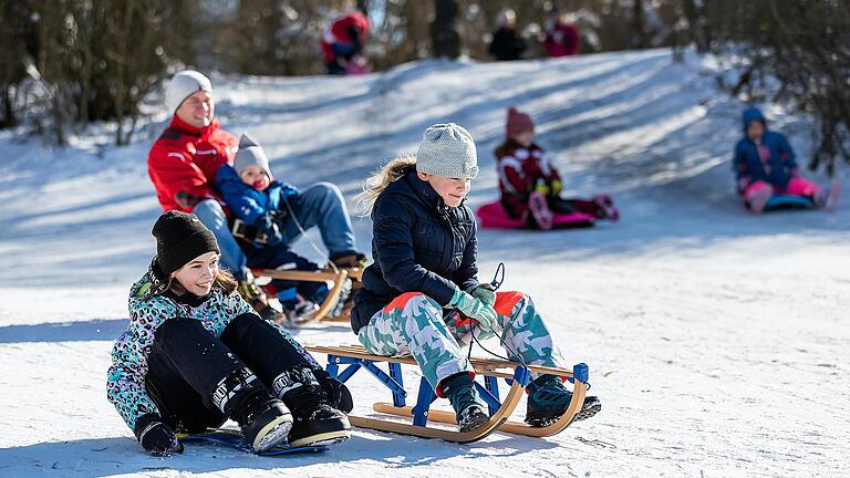 An der familien- und kinderfreundlichen Abfahrt an der Waldschänke Bayrische Schanz kommen Bob, Rutschplatten und traditionelle Holzschnitten zum Einsatz. Das Foto entstand im Februar 2021 in Würzburg. An der familien- und kinderfreundlichen Abfahrt an der Waldschänke Bayrische Schanz kommen Bob, Rutschplatten und traditionelle Holzschnitten zum Einsatz. Das Foto entstand im Februar 2021 in Würzburg.