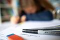 Weniger Schüler in Deutschland haben im Schuljahr 2019/20 ihre Klassenstufe wiederholt. Foto: Jonas Güttler/dpa       -  An diesem Freitag gibt es Zwischenzeugnisse.