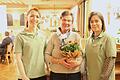 Die Vorsitzenden des Obst- und Gartenbauvereins Oberleichtersbach, Maria Knüttel (links) und Simone Zeier (rechts), gratulierten Brigitte Zeier zu 40 Jahren Vereinstreue.       -  Die Vorsitzenden des Obst- und Gartenbauvereins Oberleichtersbach, Maria Knüttel (links) und Simone Zeier (rechts), gratulierten Brigitte Zeier zu 40 Jahren Vereinstreue.