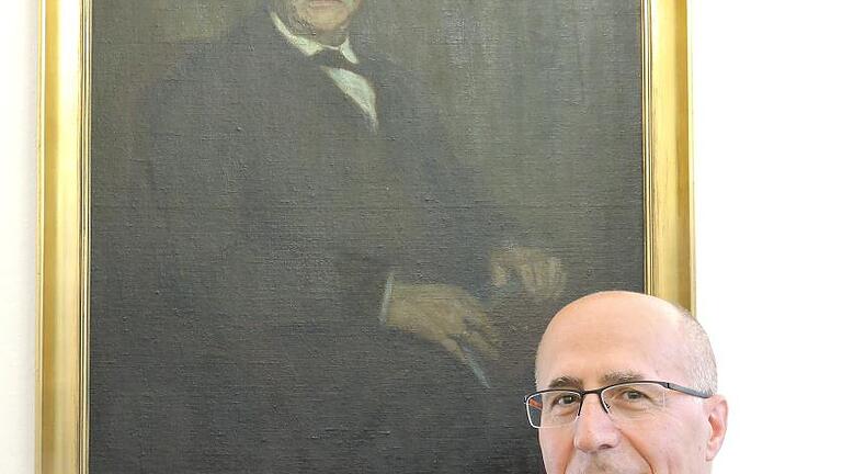 Chef: Professor Süleyman Ergün vor einem Porträt von Albert von Koelliker.
