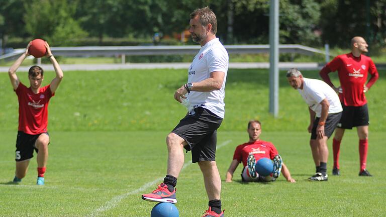 Hollerbach       -  Kickers-Trainer Bernd Holerbach im Trainingslager in Bad Häring.