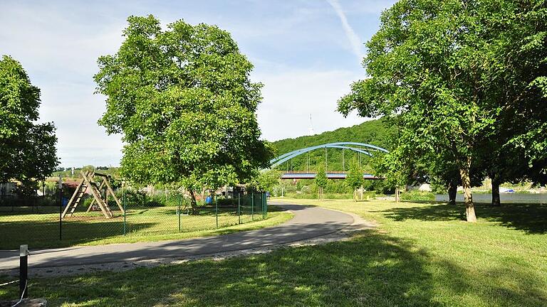 Die Segnitzer Mainlände unterhalb der großen Brücke wird umgestaltet zum Naherholungsgebiet für Touristen und Einheimische und auch der Spielplatz links erhält eine Frischzellenkur.