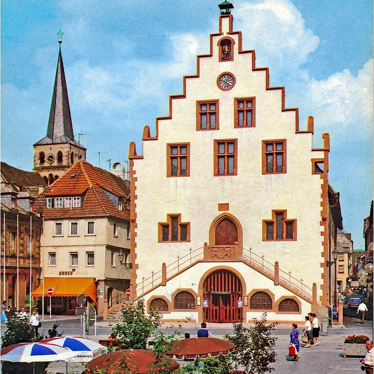 Das generalsanierte Rathaus mit dem neugestalteten Marktplatz . Die Aufnahme ist von 1979 aus der Ansichtskartensammlung von Sonja Häns. Das generalsanierte Rathaus mit dem neugestalteten Marktplatz . Die Aufnahme ist von 1979 aus der Ansichtskartensammlung von Sonja Häns.