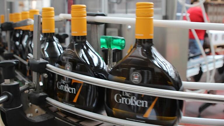 Der Bocksbeutel steht für Qualität aus Franken, ist in der Herstellung jedoch aufwendig. Der Weinbauverband denkt deshalb über effektivere Wiederverwendung nach. Der Bocksbeutel steht für Qualität aus Franken, ist in der Herstellung jedoch aufwendig. Der Weinbauverband denkt deshalb über effektivere Wiederverwendung nach.