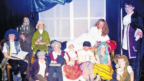 Tolle Show mit viel Eigeninitiative: Elf Kinder im Alter von 8 bis 18 Jahren haben das Musical „Vampire“ entwickelt, einstudiert und führen es nun in Wagners privater Kleinkunstbühne im Bischofsheimer Pfarrgrund auf. Tolle Show mit viel Eigeninitiative: Elf Kinder im Alter von 8 bis 18 Jahren haben das Musical „Vampire“ entwickelt, einstudiert und führen es nun in Wagners privater Kleinkunstbühne im Bischofsheimer Pfarrgrund auf.