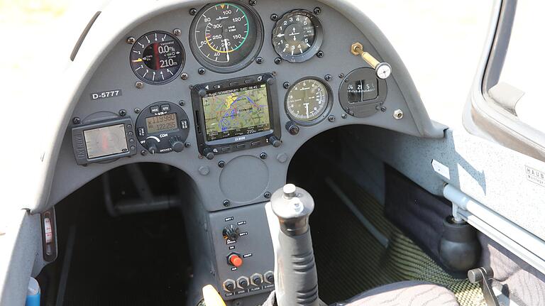 Weng Platz dank sehr viel Technik: Im Cockpit eines Segelflugzeugs kann's ganz schön eng werden. Weng Platz dank sehr viel Technik: Im Cockpit eines Segelflugzeugs kann's ganz schön eng werden.