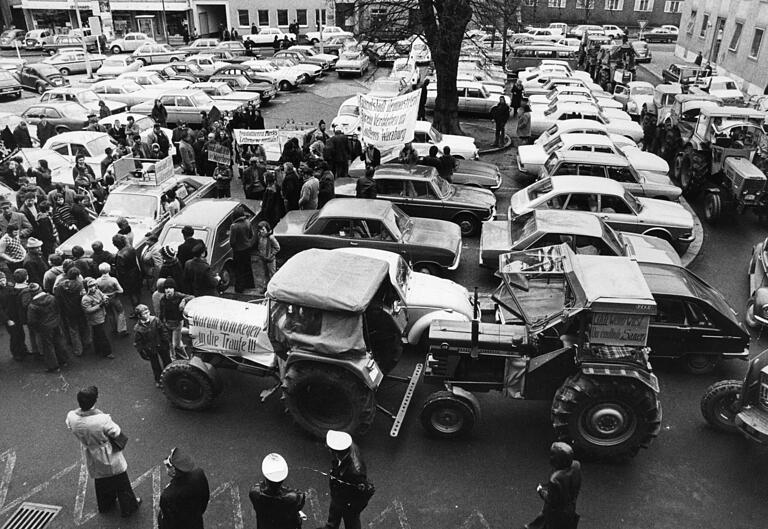 So sah es auf dem Würzburger Peterplatz aus, als Bürgerinnen und Bürger aus Gnodstadt 1976 vor dem Sitz der Regierung von Unterfranken protestierten.