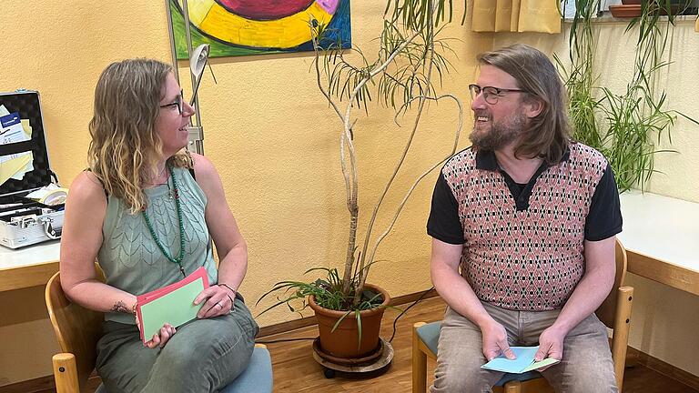 Kooperation für ein begleitetes Gruppenangebot für Eltern von Kindern mit ADHS-Diagnose: Sonderpädagogin und Gestalttherapeutin Stefanie Triebs im Gespräch mit Christian Brauner, Leiter der Caritas-Beratungsstelle für Familien – Kinder, Jugendliche und Eltern. Kooperation für ein begleitetes Gruppenangebot für Eltern von Kindern mit ADHS-Diagnose: Sonderpädagogin und Gestalttherapeutin Stefanie Triebs im Gespräch mit Christian Brauner, Leiter der Caritas-Beratungsstelle für Familien – Kinder, Jugendliche und Eltern.