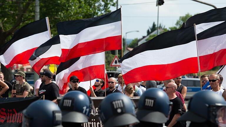 Rechtsextremismus.jpeg       -  Demonstrationen kosten auch für Rechtsextremisten viel Geld. Das generieren sie etwa massenhaft über geteilte Bankverbindungen und Konten beim Messengerdienst Telegram.